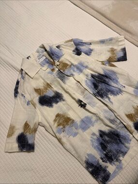 Zara Short-Sleeve Button-Up Shirt in Cream with Blue and Brown Brushstrokes